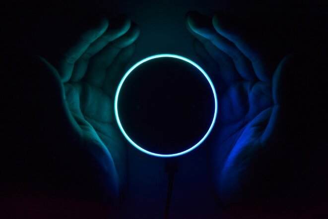 Amazon está trabajando para darle a Alexa la capacidad de imitar la voz de cualquier persona, viva o muerta.